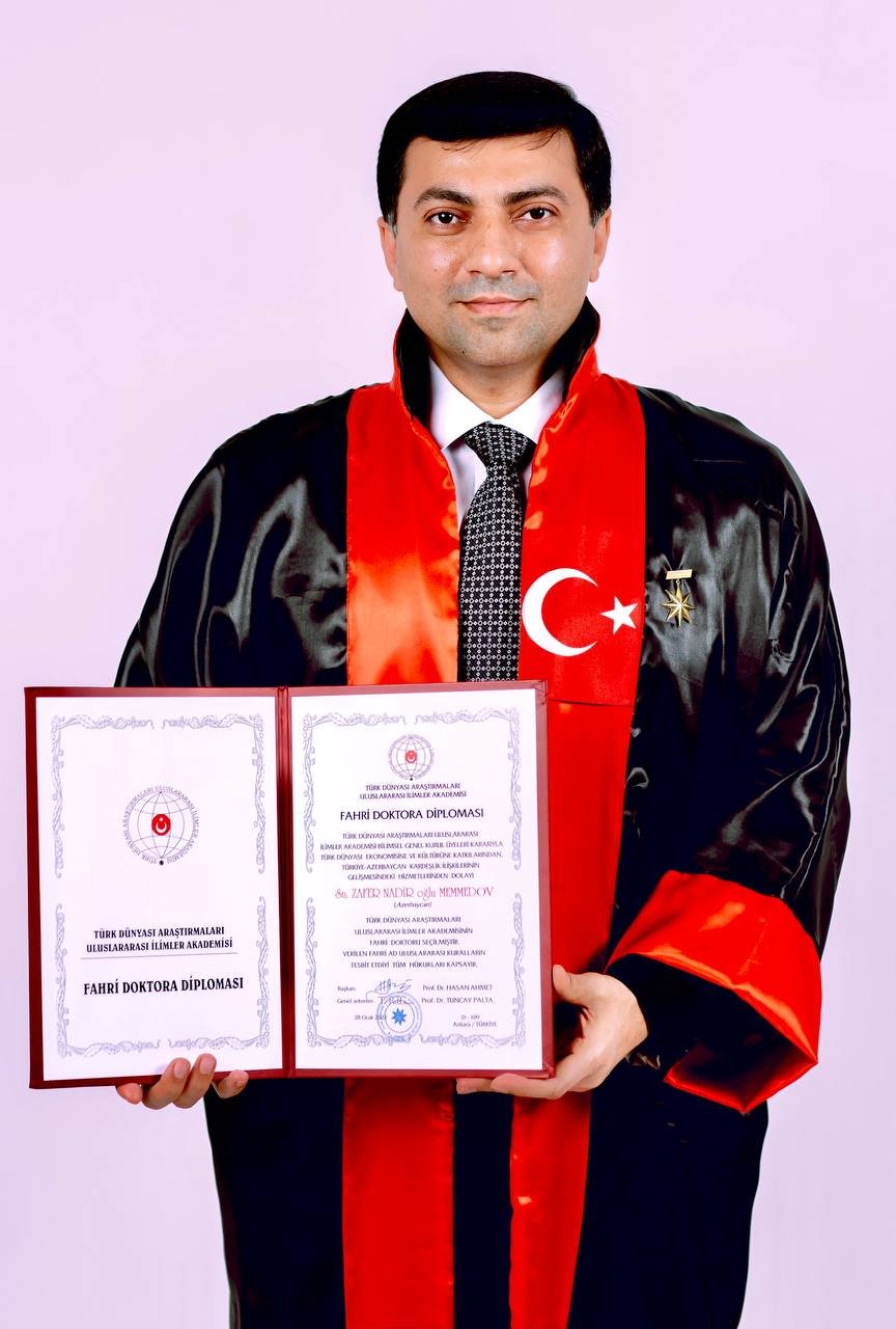 Arxiv fotosu: fəxri doktorluq diplomu ilə